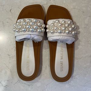 Stuart Weizmann Goldie slide with pearl detail as 8.5
